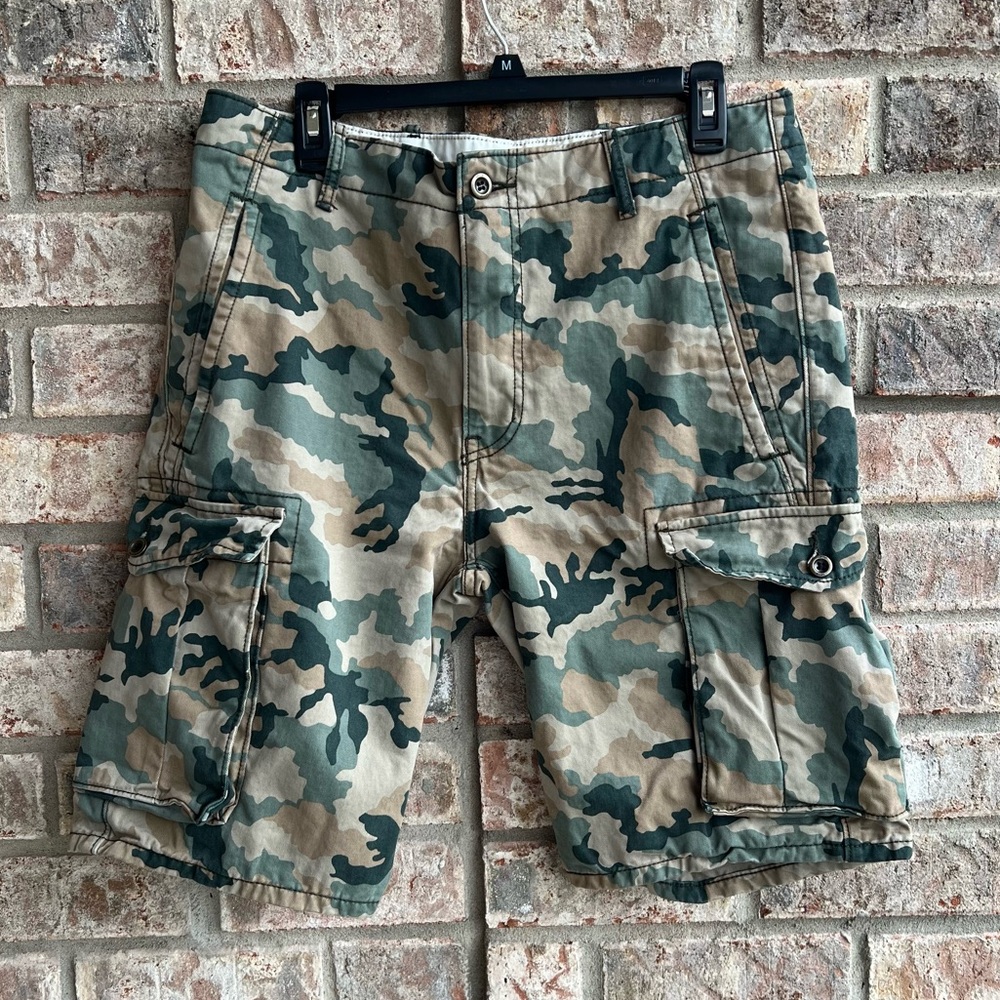 🍒💣 Levi’s camo cargo shorts
